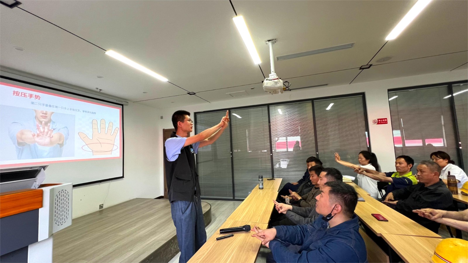 關(guān)愛健康——河南力威實(shí)業(yè)開展緊急救護(hù)與職業(yè)病防治知識(shí)培訓(xùn)